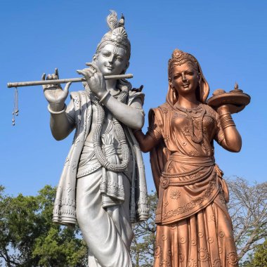 Delhi Uluslararası Havalimanı, Delhi, Hindistan, Lord Krishna ve Radha 'nın büyük heykeli Mahipalpur, Delhi' de gökyüzüne değen büyük bir heykel.