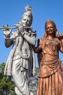 Delhi Uluslararası Havalimanı, Delhi, Hindistan, Lord Krishna ve Radha 'nın büyük heykeli Mahipalpur, Delhi' de gökyüzüne değen büyük bir heykel.