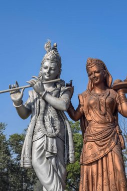 Delhi Uluslararası Havalimanı, Delhi, Hindistan, Lord Krishna ve Radha 'nın büyük heykeli Mahipalpur, Delhi' de gökyüzüne değen büyük bir heykel.