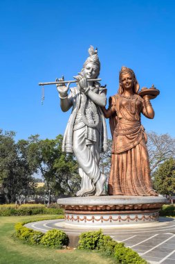 Delhi Uluslararası Havalimanı, Delhi, Hindistan, Lord Krishna ve Radha 'nın büyük heykeli Mahipalpur, Delhi' de gökyüzüne değen büyük bir heykel.