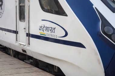 Delhi, Hindistan, 31 Aralık 2024 - Vande Bharat Ekspres treni Delhi 'den Anand Vihar tren istasyonundan Dehradun' a gidiyor, Vande Bharat Hindistan 'ın en hızlı treni