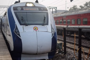 Delhi, Hindistan, 31 Aralık 2024 - Vande Bharat Ekspres treni Delhi 'den Anand Vihar tren istasyonundan Dehradun' a gidiyor, Vande Bharat Hindistan 'ın en hızlı treni