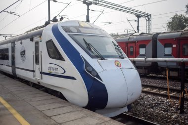 Delhi, Hindistan, 31 Aralık 2024 - Vande Bharat Ekspres treni Delhi 'den Anand Vihar tren istasyonundan Dehradun' a gidiyor, Vande Bharat Hindistan 'ın en hızlı treni