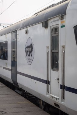Delhi, Hindistan, 31 Aralık 2024 - Vande Bharat Ekspres treni Delhi 'den Anand Vihar tren istasyonundan Dehradun' a gidiyor, Vande Bharat Hindistan 'ın en hızlı treni
