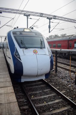 Delhi, Hindistan, 31 Aralık 2024 - Vande Bharat Ekspres treni Delhi 'den Anand Vihar tren istasyonundan Dehradun' a gidiyor, Vande Bharat Hindistan 'ın en hızlı treni