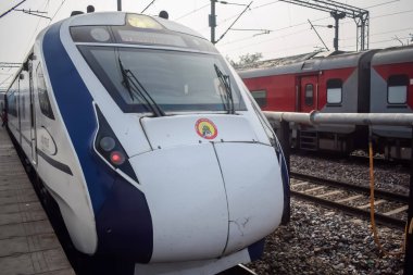 Delhi, Hindistan, 31 Aralık 2024 - Vande Bharat Ekspres treni Delhi 'den Anand Vihar tren istasyonundan Dehradun' a gidiyor, Vande Bharat Hindistan 'ın en hızlı treni