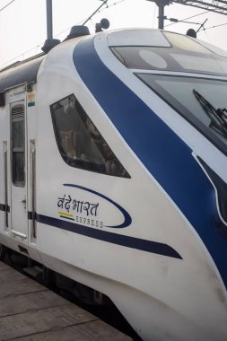 Delhi, Hindistan, 31 Aralık 2024 - Vande Bharat Ekspres treni Delhi 'den Anand Vihar tren istasyonundan Dehradun' a gidiyor, Vande Bharat Hindistan 'ın en hızlı treni
