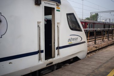 Delhi, Hindistan, 31 Aralık 2024 - Vande Bharat Ekspres treni Delhi 'den Anand Vihar tren istasyonundan Dehradun' a gidiyor, Vande Bharat Hindistan 'ın en hızlı treni