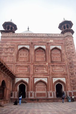Agra, Uttar Pradesh, Hindistan - 31 Aralık 2024 - İnsanlar Tac Mahal 'i yedi dünya harikası arasında ziyaret ediyorlar. Bulutlu bir günde ünlü Hint İslami mirası, Taj Mahal Yamuna Nehri 'nin güney kıyısında yer alıyor.