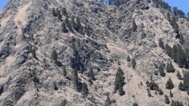 Nainital, Uttarakhand, Hindistan 'daki dağlarda giden trafik araçlarının hava görüntüsü, trafik araçlarının hareketi için dağın tepesinden görüntü. 