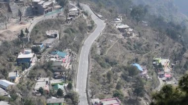 Nainital, Uttarakhand, Hindistan 'daki dağlarda giden trafik araçlarının hava görüntüsü, trafik araçlarının hareketi için dağın tepesinden görüntü. 