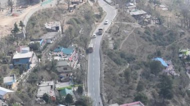 Nainital, Uttarakhand, Hindistan 'daki dağlarda giden trafik araçlarının hava görüntüsü, trafik araçlarının hareketi için dağın tepesinden görüntü. 