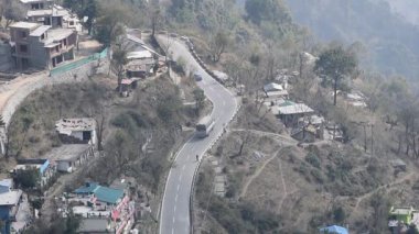 Nainital, Uttarakhand, Hindistan 'daki dağlarda giden trafik araçlarının hava görüntüsü, trafik araçlarının hareketi için dağın tepesinden görüntü. 