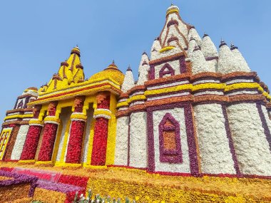 Varanasi Hindistan 'daki ünlü Kashi Vishwanath tapınağının kopyası. Her yıl Delhi NCR' de düzenlenen Noida Çiçek Fuarı 'nda gösterilen çok renkli güzel çiçeklerle yapıldı.