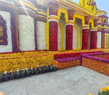 Varanasi Hindistan 'daki ünlü Kashi Vishwanath tapınağının kopyası. Her yıl Delhi NCR' de düzenlenen Noida Çiçek Fuarı 'nda gösterilen çok renkli güzel çiçeklerle yapıldı.