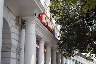 Delhi, Hindistan, Kasım 03: 2024 - Yeni Delhi 'nin merkezinde ofis, banka ve alışveriş merkezi olarak bilinen ünlü iş bölgesi Connaught Place. İngiliz tarzı mimari CP