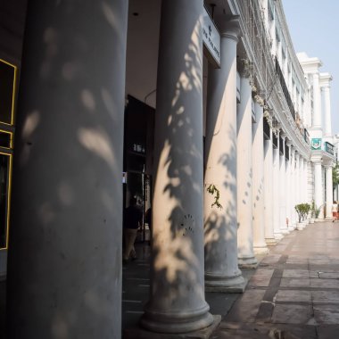 Delhi, Hindistan, Kasım 03: 2024 - Yeni Delhi 'nin merkezinde ofis, banka ve alışveriş merkezi olarak bilinen ünlü iş bölgesi Connaught Place. İngiliz tarzı mimari CP