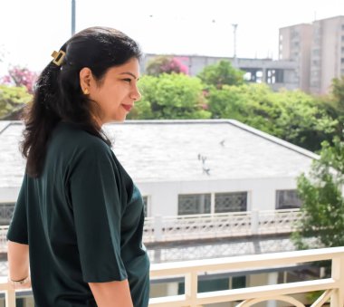 Fotoşop için poz veren genç ve güzel Hintli bayan, kendinden emin Asyalı kadın güneş ışığı altında fotoşop yapıyor.