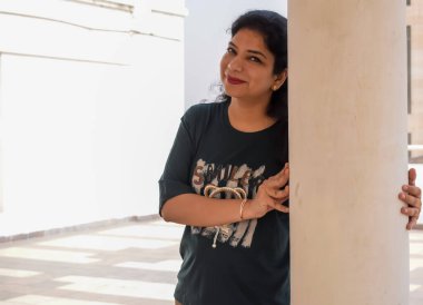 Fotoşop için poz veren genç ve güzel Hintli bayan, kendinden emin Asyalı kadın güneş ışığı altında fotoşop yapıyor.