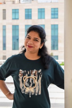 Fotoşop için poz veren genç ve güzel Hintli bayan, kendinden emin Asyalı kadın güneş ışığı altında fotoşop yapıyor.