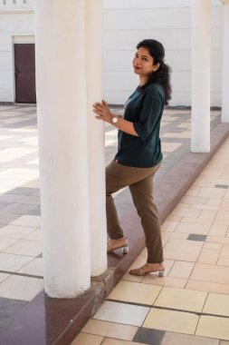 Fotoşop için poz veren genç ve güzel Hintli bayan, kendinden emin Asyalı kadın güneş ışığı altında fotoşop yapıyor.