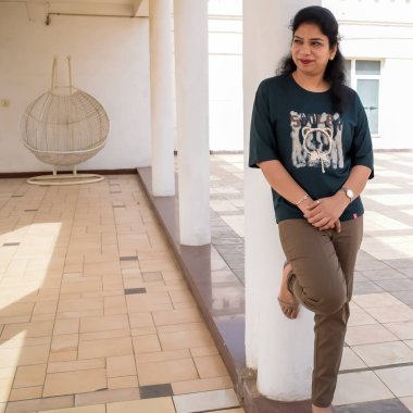 Fotoşop için poz veren genç ve güzel Hintli bayan, kendinden emin Asyalı kadın güneş ışığı altında fotoşop yapıyor.