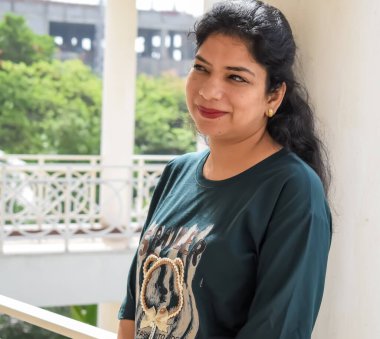 Fotoşop için poz veren genç ve güzel Hintli bayan, kendinden emin Asyalı kadın güneş ışığı altında fotoşop yapıyor.