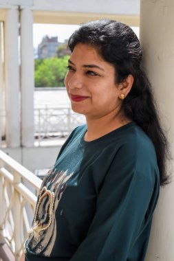 Fotoşop için poz veren genç ve güzel Hintli bayan, kendinden emin Asyalı kadın güneş ışığı altında fotoşop yapıyor.