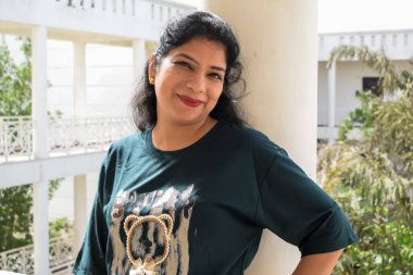 Fotoşop için poz veren genç ve güzel Hintli bayan, kendinden emin Asyalı kadın güneş ışığı altında fotoşop yapıyor.