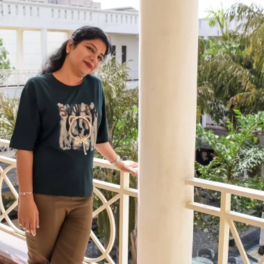 Fotoşop için poz veren genç ve güzel Hintli bayan, kendinden emin Asyalı kadın güneş ışığı altında fotoşop yapıyor.