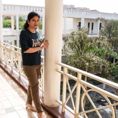 Fotoşop için poz veren genç ve güzel Hintli bayan, kendinden emin Asyalı kadın güneş ışığı altında fotoşop yapıyor.