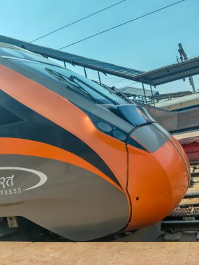 Varanasi, Hindistan, 24 Mart 2025 - Varanasi tren istasyonundan Delhi 'ye giden Vande Bharat Ekspres treni, Hindistan' ın en hızlı treni
