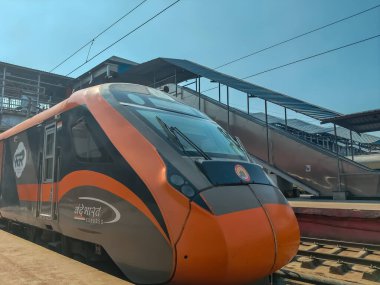 Varanasi, Hindistan, 24 Mart 2025 - Varanasi tren istasyonundan Delhi 'ye giden Vande Bharat Ekspres treni, Hindistan' ın en hızlı treni