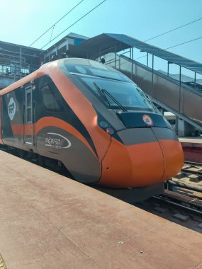 Varanasi, Hindistan, 24 Mart 2025 - Varanasi tren istasyonundan Delhi 'ye giden Vande Bharat Ekspres treni, Hindistan' ın en hızlı treni