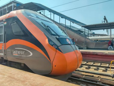 Varanasi, Hindistan, 24 Mart 2025 - Varanasi tren istasyonundan Delhi 'ye giden Vande Bharat Ekspres treni, Hindistan' ın en hızlı treni
