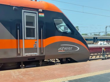 Varanasi, Hindistan, 24 Mart 2025 - Varanasi tren istasyonundan Delhi 'ye giden Vande Bharat Ekspres treni, Hindistan' ın en hızlı treni