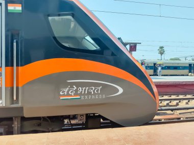 Varanasi, Hindistan, 24 Mart 2025 - Varanasi tren istasyonundan Delhi 'ye giden Vande Bharat Ekspres treni, Hindistan' ın en hızlı treni
