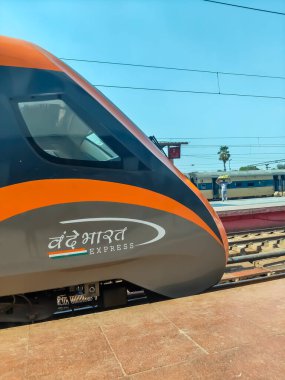 Varanasi, Hindistan, 24 Mart 2025 - Varanasi tren istasyonundan Delhi 'ye giden Vande Bharat Ekspres treni, Hindistan' ın en hızlı treni