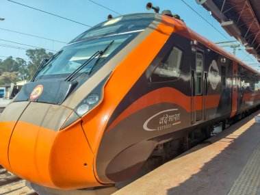 Varanasi, Hindistan, 24 Mart 2025 - Varanasi tren istasyonundan Delhi 'ye giden Vande Bharat Ekspres treni, Hindistan' ın en hızlı treni
