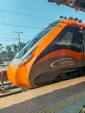 Varanasi, Hindistan, 24 Mart 2025 - Varanasi tren istasyonundan Delhi 'ye giden Vande Bharat Ekspres treni, Hindistan' ın en hızlı treni
