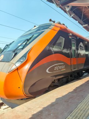 Varanasi, Hindistan, 24 Mart 2025 - Varanasi tren istasyonundan Delhi 'ye giden Vande Bharat Ekspres treni, Hindistan' ın en hızlı treni