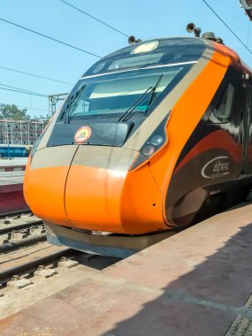 Varanasi, Hindistan, 24 Mart 2025 - Varanasi tren istasyonundan Delhi 'ye giden Vande Bharat Ekspres treni, Hindistan' ın en hızlı treni