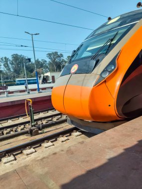Varanasi, Hindistan, 24 Mart 2025 - Varanasi tren istasyonundan Delhi 'ye giden Vande Bharat Ekspres treni, Hindistan' ın en hızlı treni