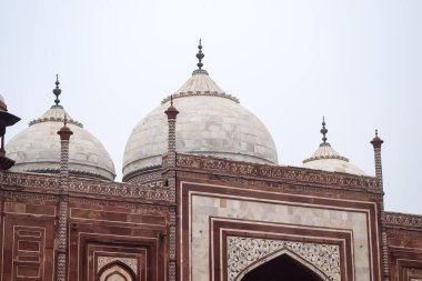 Tac Mahal 'in yedi dünya harikası arasında yer alan muhteşem manzarası. Bulutlu bir günde ünlü Hint İslami mirası, Taj Mahal Yamuna Nehri 'nin güney kıyısında yer alıyor.