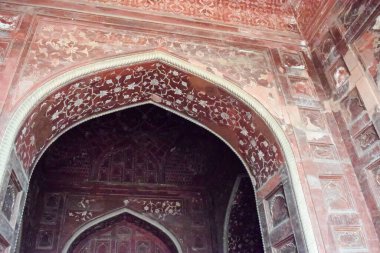 Tac Mahal 'in yedi dünya harikası arasında yer alan muhteşem manzarası. Bulutlu bir günde ünlü Hint İslami mirası, Taj Mahal Yamuna Nehri 'nin güney kıyısında yer alıyor.