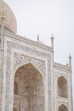 Tac Mahal 'in yedi dünya harikası arasında yer alan muhteşem manzarası. Bulutlu bir günde ünlü Hint İslami mirası, Taj Mahal Yamuna Nehri 'nin güney kıyısında yer alıyor.