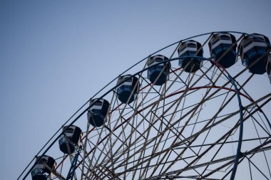 Delhi, Hindistan 'da Dussehra Mela sırasında çok renkli Dev Tekerlek' in yakın çekimi. Dev tekerlek salıncağının alt görüntüsü. Akşam vakti renkli kamaraları olan dönme dolap..