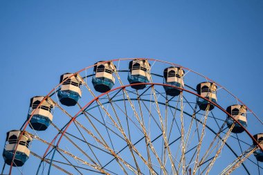 Delhi, Hindistan 'da Dussehra Mela sırasında çok renkli Dev Tekerlek' in yakın çekimi. Dev tekerlek salıncağının alt görüntüsü. Akşam vakti renkli kamaraları olan dönme dolap..