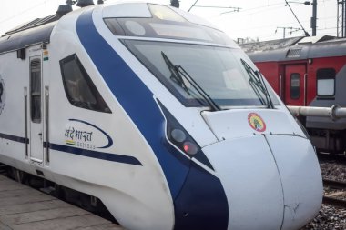 Delhi, Hindistan, 31 Aralık 2024 - Vande Bharat Ekspres treni Delhi 'den Anand Vihar tren istasyonundan Dehradun' a gidiyor, Vande Bharat Hindistan 'ın en hızlı treni