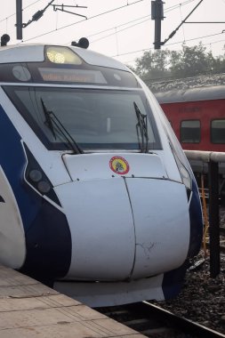 Delhi, Hindistan, 31 Aralık 2024 - Vande Bharat Ekspres treni Delhi 'den Anand Vihar tren istasyonundan Dehradun' a gidiyor, Vande Bharat Hindistan 'ın en hızlı treni